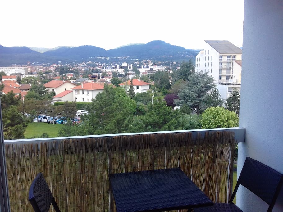 balcon avec table et chaises