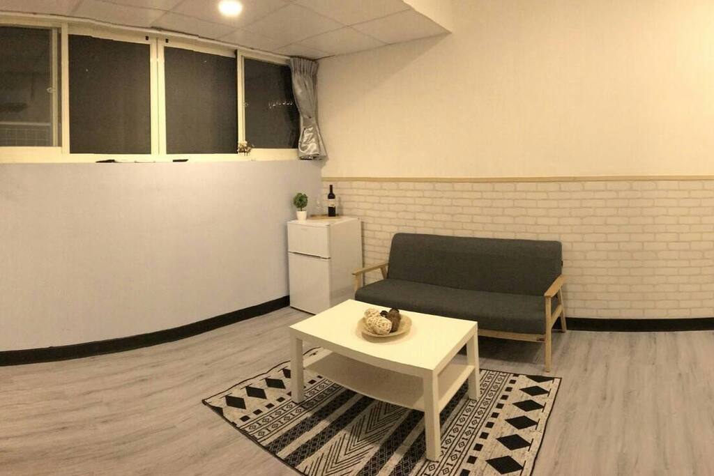 Perfect little table for a glass of wine.夜晚玩累了回來休息的好地方