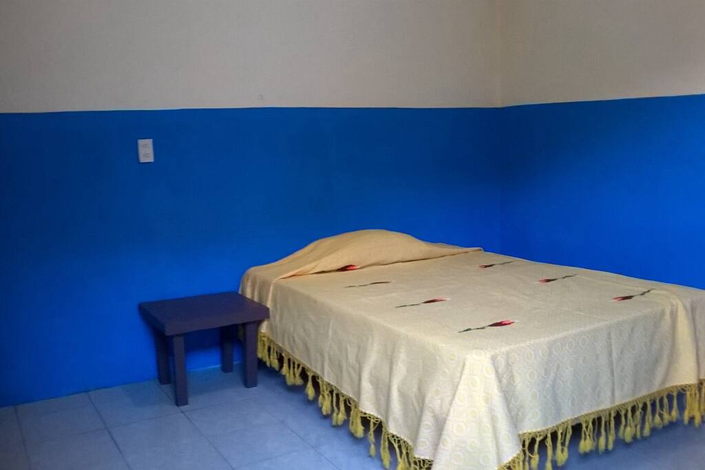 Cama matrimonial, se puede colgar hamaca.