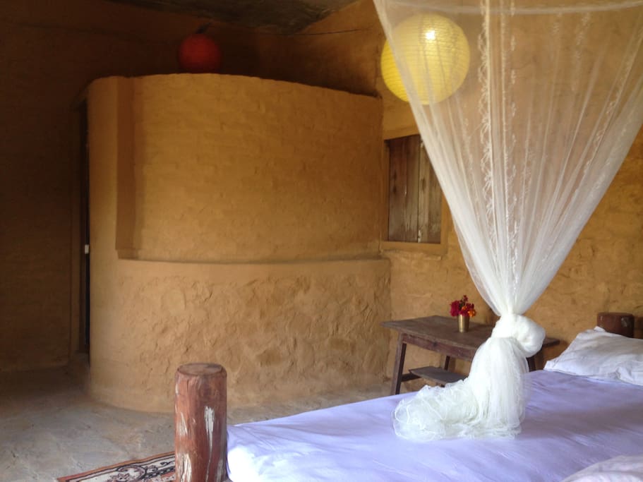 Room 2, bathroom side