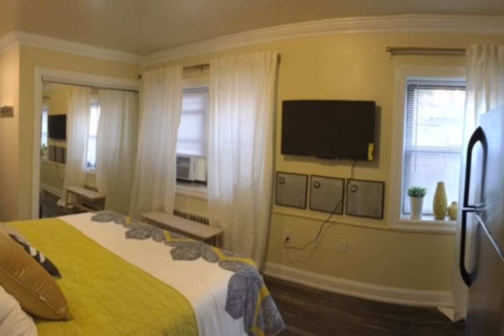 Smart TV, AC, Cable and Internet