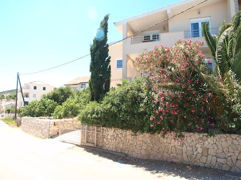 Top Airbnb: Split-Trogir-Čiovo Bo Directly by the sea A1 in Arbanija