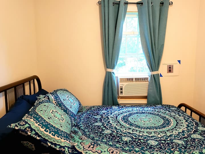 Ნუ მოტყუვდებით რაინდის კვარტლების მცირე ზომით, ის ხელს არ შეგიშლით შესანიშნავი ღამის ძილში. Დატკბით მშვიდი ღამის ძილით კასპერის ლეიბებით/კასპერის ბალიშებით, სერტაპედიული დამატებითი ბალიშებით და 600 TC ზეწრით.