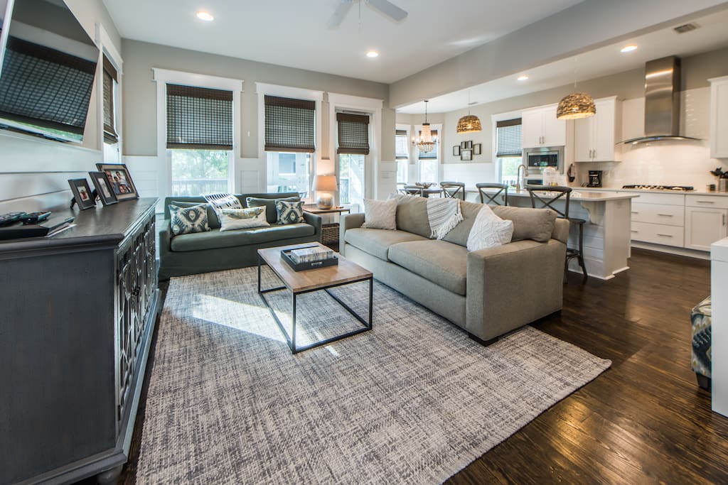 Beautiful Large Open Floor Plan!