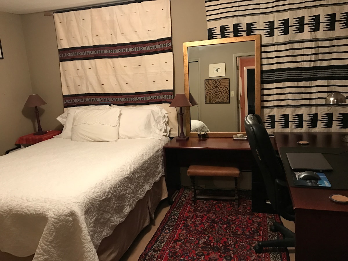 Prvá spálňa má manželskú posteľ a pohodlne veľký písací stôl na prácu s počítačom.