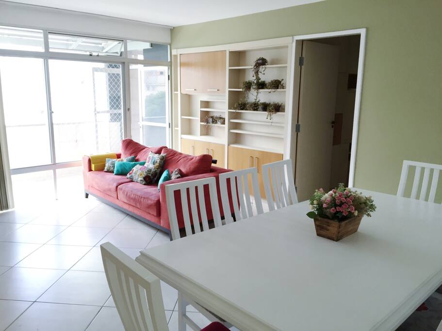 Sala de jantar e estar, mesa com 8 cadeiras