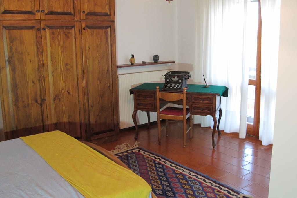 Room 1 - Double bedroom with private bath and shower / Room 1 - Camera matrimoniale con bagno e doccia riservati