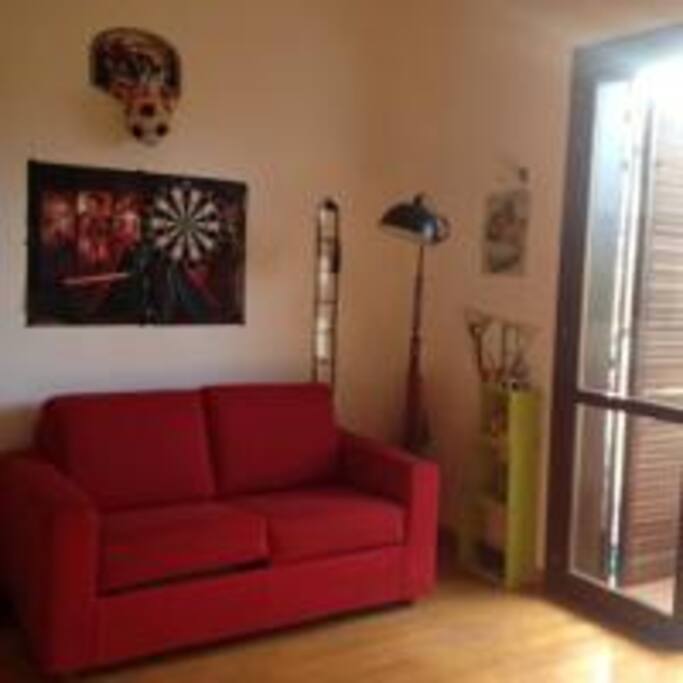 Camera con divano letto da una piazza e mezza con balcone