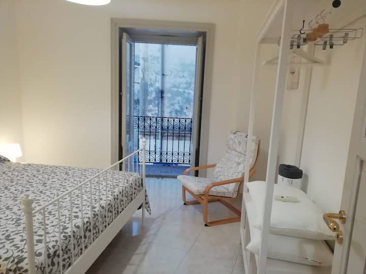 camera da letto matrimoniale con balcone che affaccia su via Giacosa (piccola traversa tranquilla di corso Mazzini)