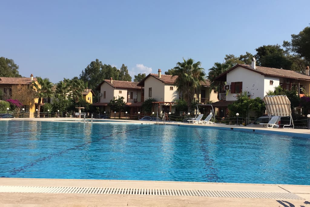 Birinci Havuz ve İçindeki Çocuk Havuzu(First and Big Pool with Children Pool) 1,5 m - 1,9 m deepest