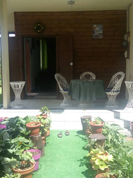 La maison vue de l'entrée de la maison