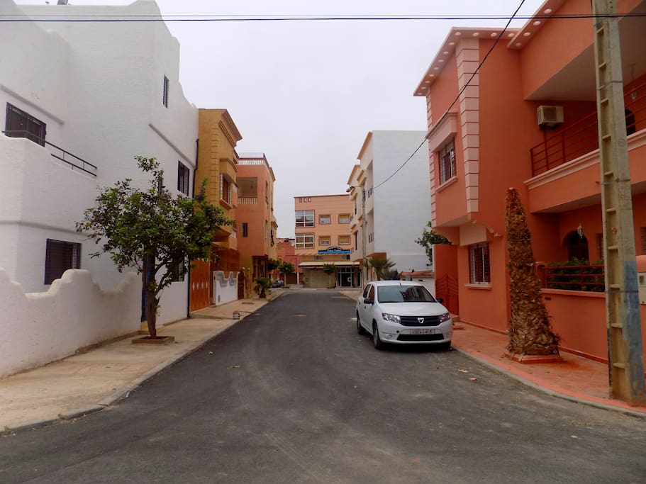 rue avec parking privatif