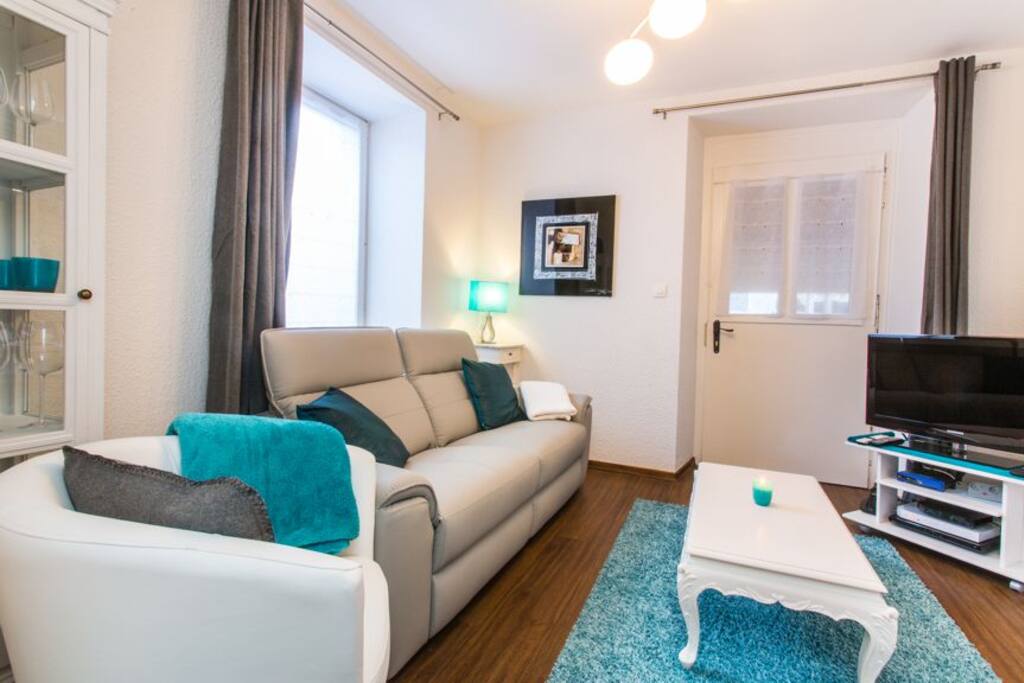 Salon avec Wifi, télévision, jeux de société, guitare, canapé de relaxation