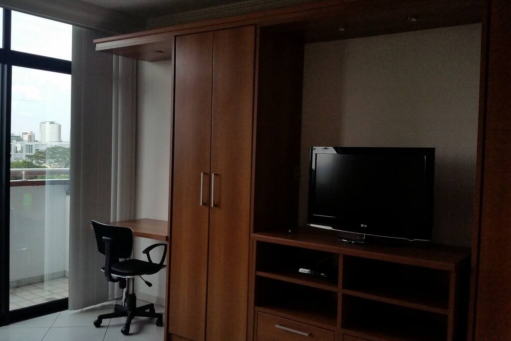 TV e escrivania