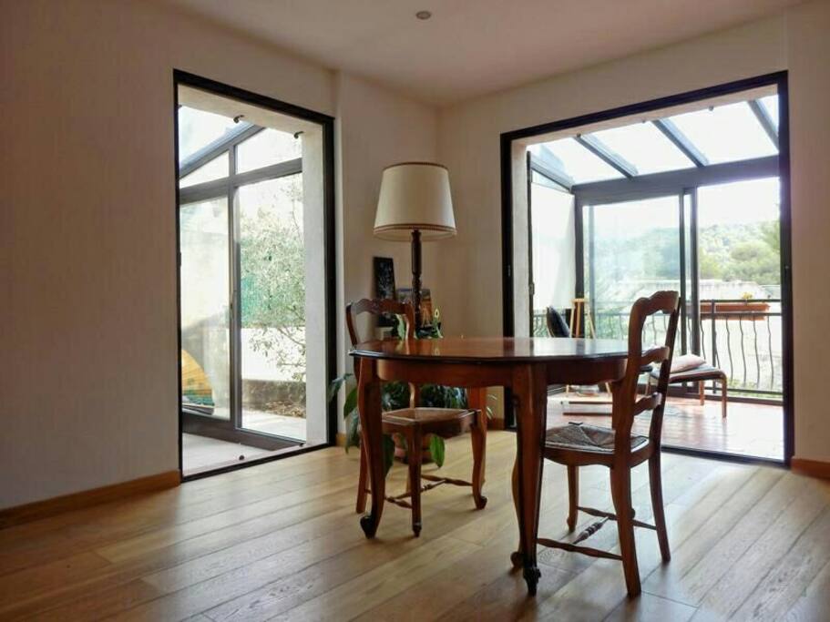 salle à manger ouverte sur 2 vérandas