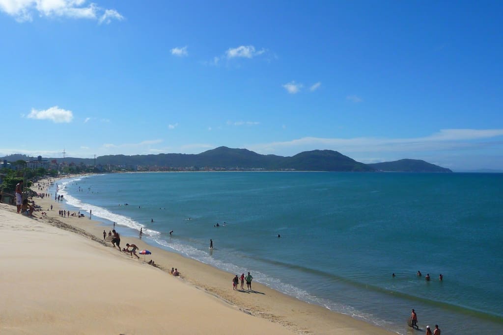 Vista panorâmica da praia de Ingleses em cima das dunas