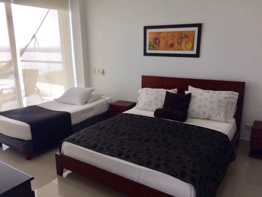 Alcoba con cama doble y cama sencilla