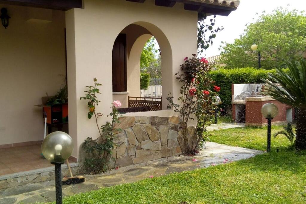 porzione di giardino con barbecue
