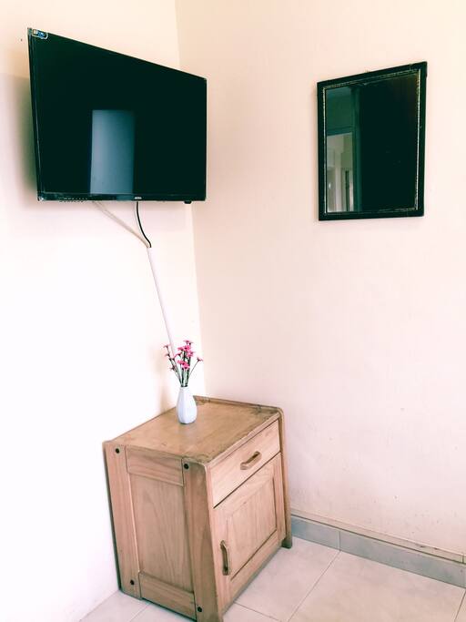 1 Queen sized bed (TV and AC inside)