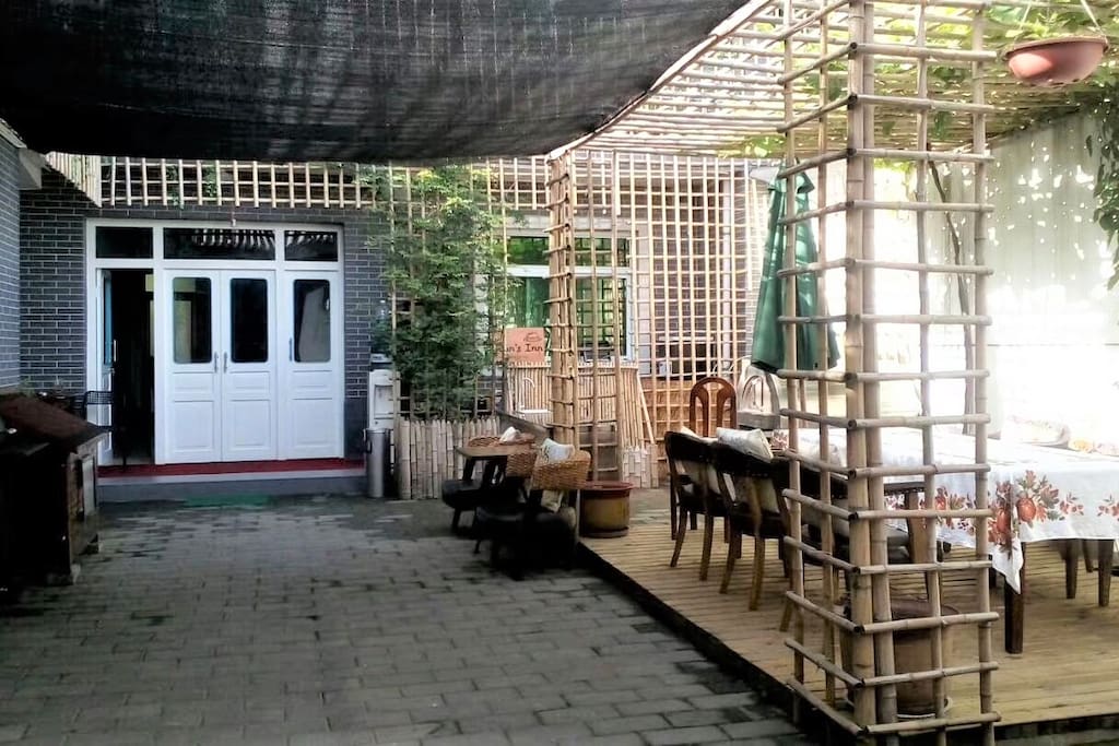 John's Inn(三哥的小院)地理位置绝佳,位于终南山脚下的小五台风景区,临近西安市子午大道,交通便利,驱车可直达小院。院外山道可以直登终南山,附近有西安秦岭野生动物园、白鹿原、五丈原、武侯祠、凤栖山、财神庙、太白山、张灵甫祖籍地等许多国家著名风景旅游点。
处灵秀之地,倚山而建,独院清净的二层小楼,每层为200多平方米,配备了客房、餐厅、健身房、会客厅和棋牌室等各项设施。小院主人三哥为留美博士,旅居海外近三十年后回归,喜爱旅游和美食烹饪,精心打造了这一休闲住宿和餐饮美食的好去处。院中按西洋风格装修,并布置了主人喜爱的书籍、字画及装饰品,可供阅读欣赏。院内的凉棚架下和各层的开放空间也可随意小憩、赏景、就餐。顶层平台可以近观终南山色,俯瞰西安城景,竹亭内可品茗弈棋,还配备了高尔夫小型模拟练习网场地,可以供高尔夫爱好者尽兴挥杆。
三哥私房菜也是以异国风情的西式餐饮为主,包含了全球各地的美食,从越南小食到西式沙拉三明治汉堡;从牛排羊排BBQ到西班牙海鲜饭韩式料理锅;从自家烘培的蛋糕到自制咖啡和冷饮、自制的鸡尾酒、果酒和啤酒。不断钻研和提升私家配方的好饮好食,是乐趣,也是一种工匠精神。 详情也可参见微信公众号或新浪微博“三哥讲美国味”。请提前24小时预约,私房菜需另外付费预订。