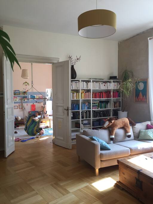Kinderzimmer und Wohnzimmer sind durch eine Flügeltür miteinander verbunden