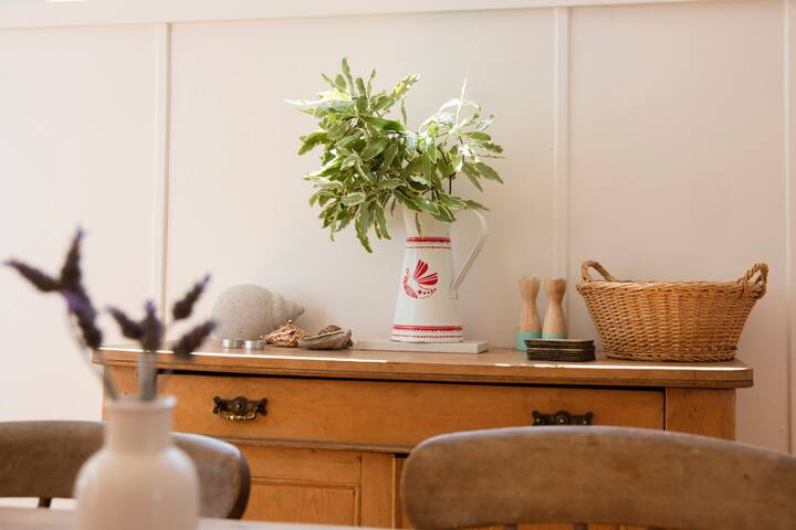 Two minutes to beach, river, cafes! gallery image 5