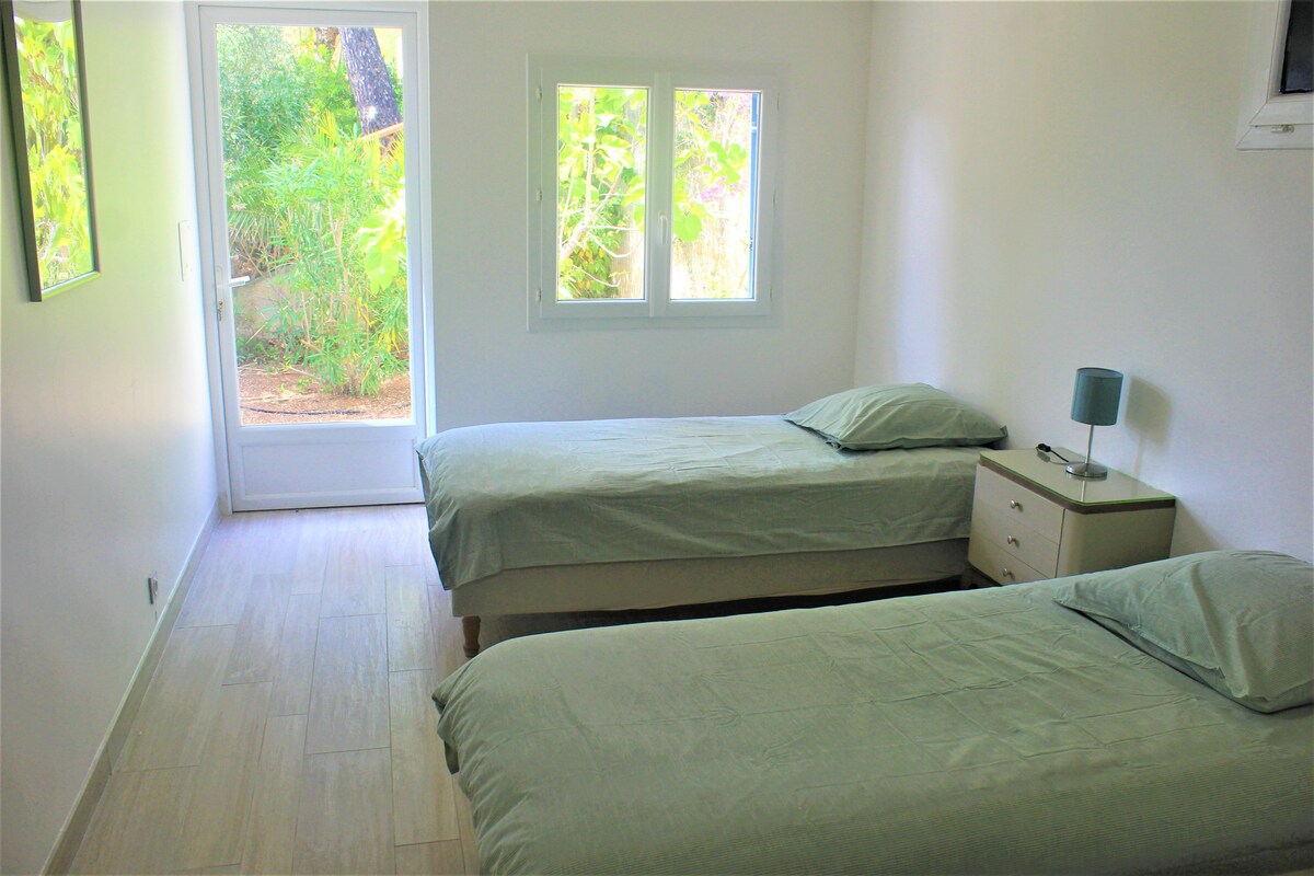 Спалня 4 - 2 единични легла 90 x 190