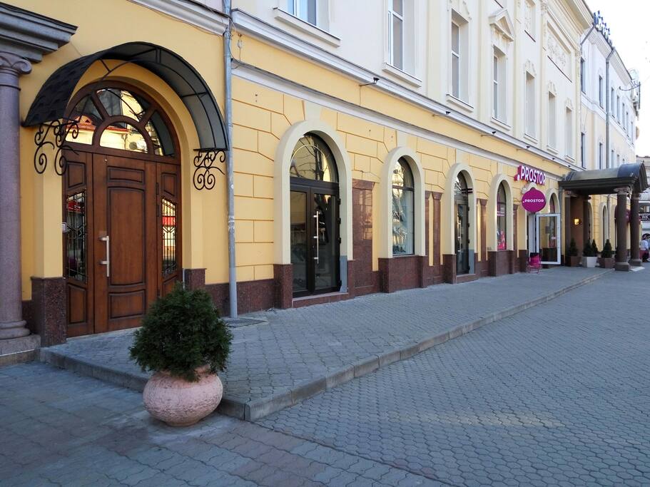 Вход в подъезд с центральной площади Кирилла и Мефодия