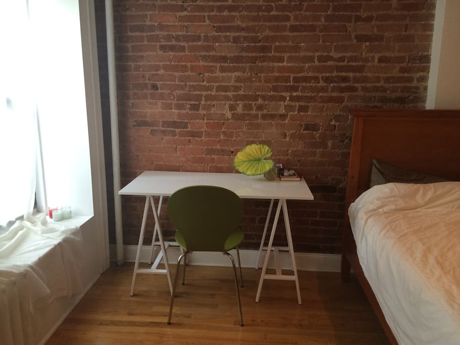 the bedroom (view of the desk)
