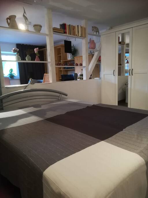 Gemütliches Bett für zwei Personen
