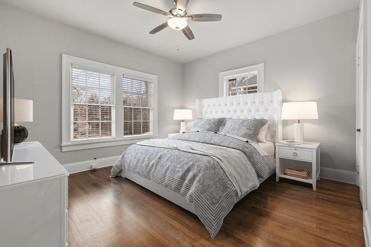 宽敞的加大双人床卧室，带电视