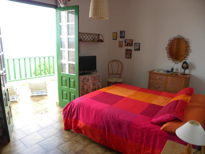 Habitación principal con vista directa al mar