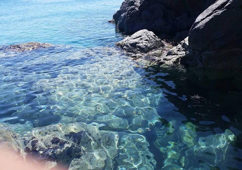 Il mare sottostante alla villa