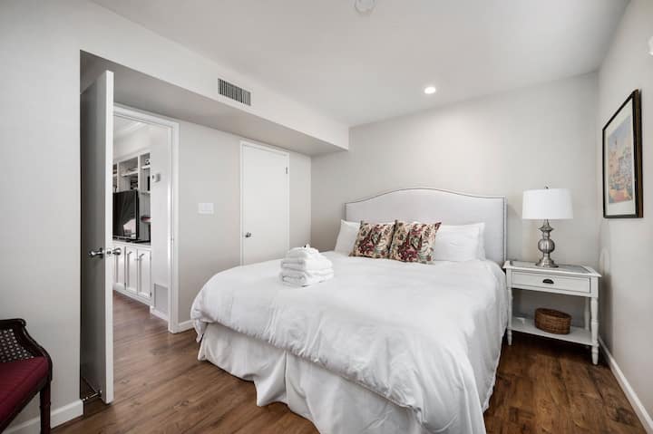 Dhoma e gjumit #1 me shtroja të mahnitshme për t 'ju bërë të ndiheni sikur po flini në një re!!