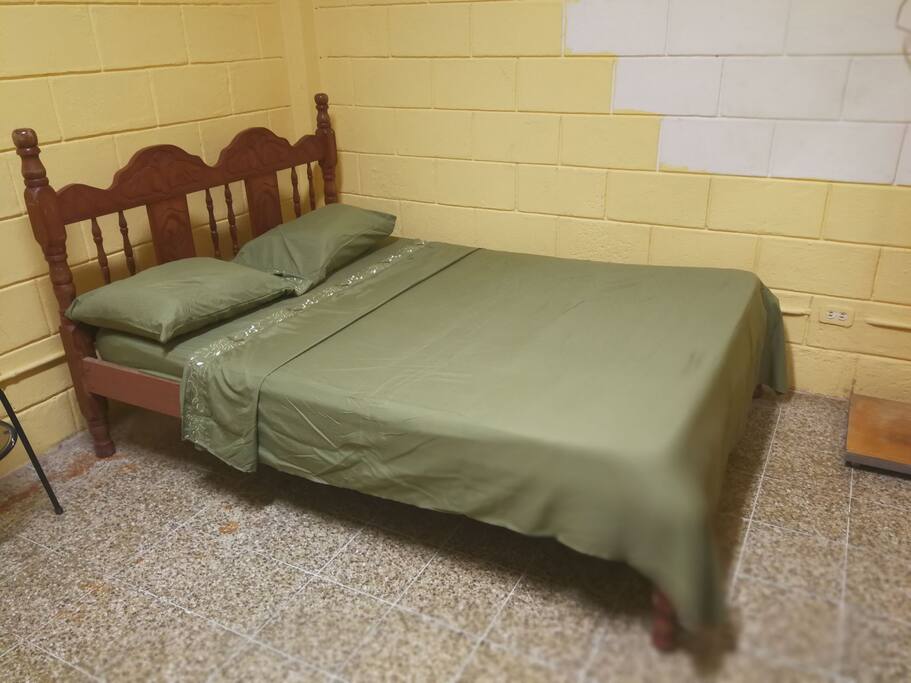 Hermosas camas matrimoniales amplias y confortables. La habitación es muy amplia y fresca sin ruidos.
