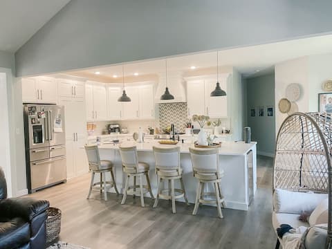 Farmhouse Stay seasonal pool &20 acres to explore