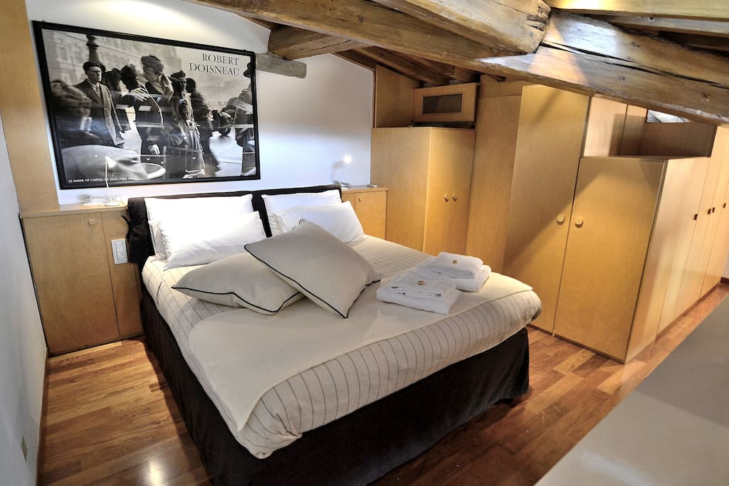 The master Bedroom and its small bathroom with WC, Bidet and Washbasin