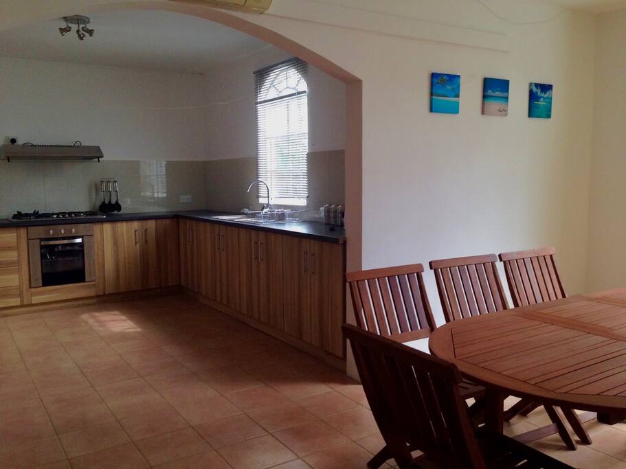Kitchen & dining / Cuisine & salle a manger