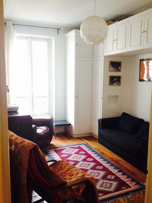 salon avec 2 fauteuils et un canapé-lit