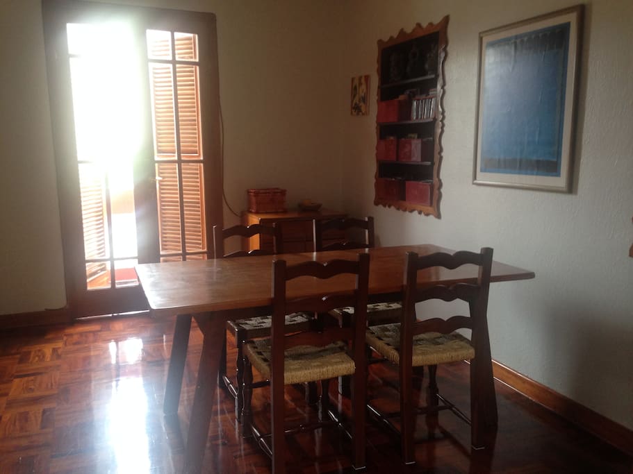 Comedor con balcón