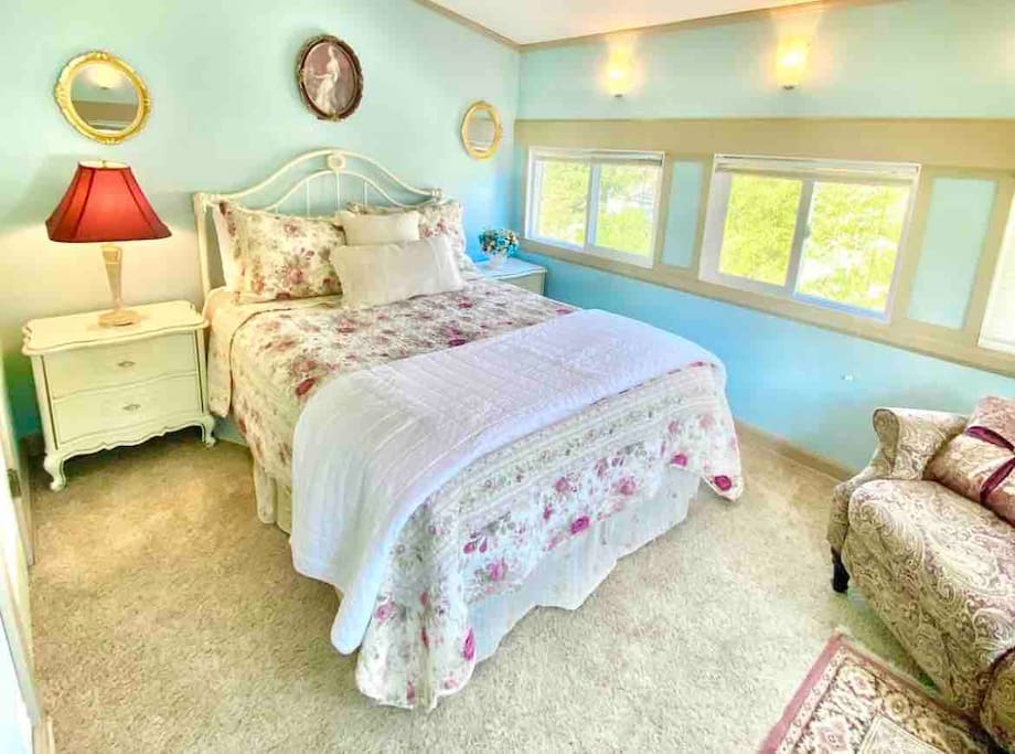 Airbnb Provincial Double Suite - Miracle Mile