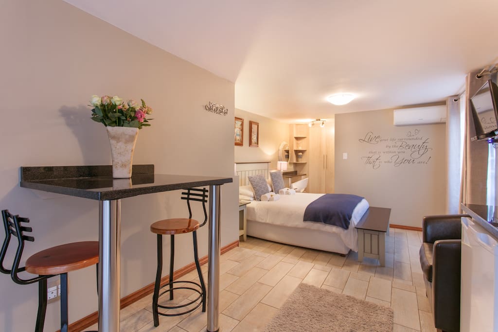 Open plan with kitchenette & breakfast nook