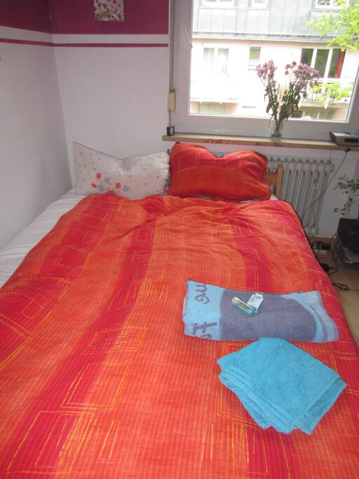 Das 1,40m-Bett - inklusive Handtücher und Duschgel :-)