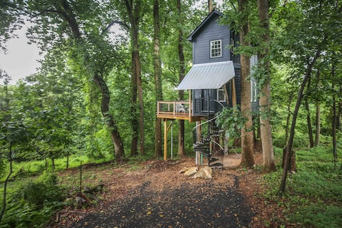 Romantic Treehouse Stay in the Sky