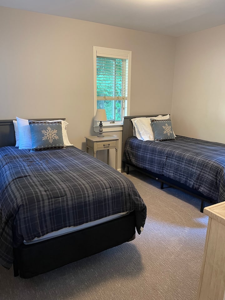 第三间卧室为双床客房。