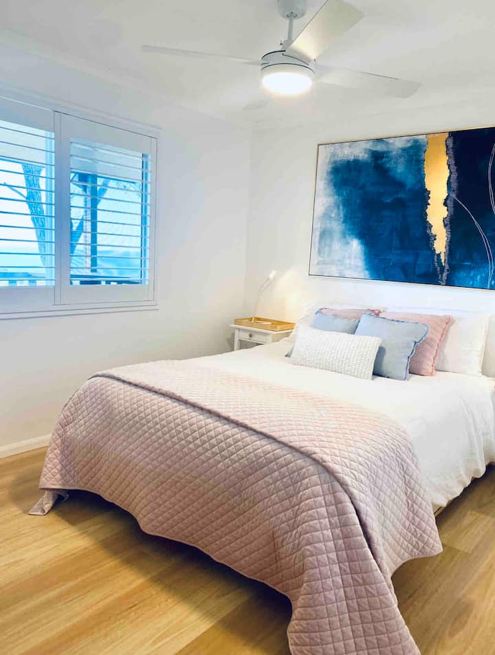 Hlavná spálňa, ktorá má krásny výhľad cez okenice na plantážach. Čerstvá vysokokvalitná bielizeň a nové matrace vytvárajú skvelý spánok 