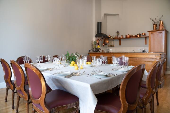 Luxury late 19th century apartment in Berlin Mitte gallery image 3