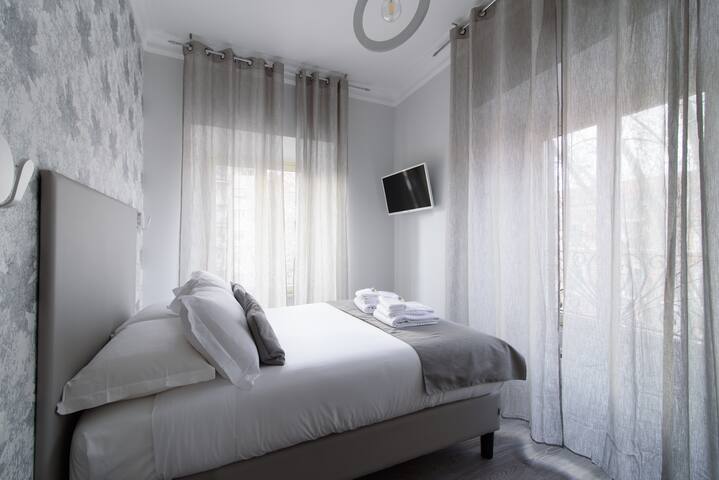 8 bedrooms apartment in front of metro station