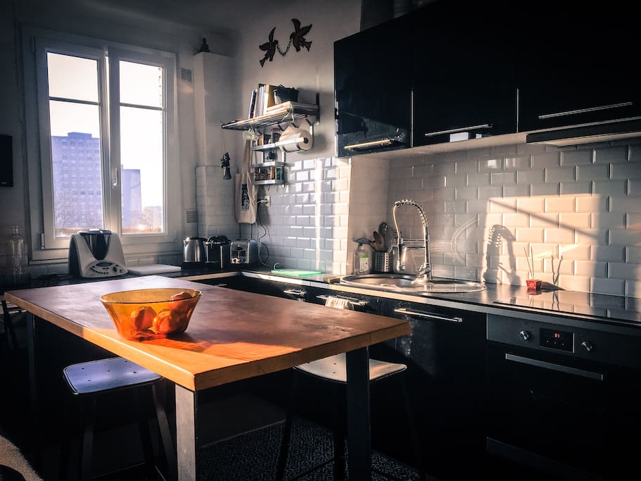 Cuisine équipée, plaques à inductions, four, machine à laver, lave vaisselle et frigo.
Fully equipped kitchen, induction worktops, oven, washing machine, dish washer and fridge.