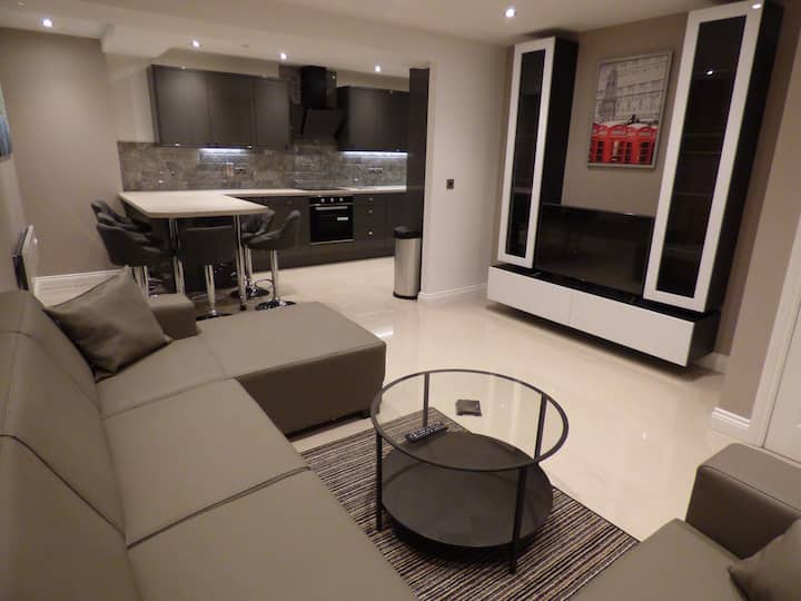 Rh1. Stylish 4 Ensuite Bed City Duplex. Sleeps 8 - Morecambe
